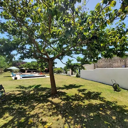 4 Personnes Avec Piscine Entre Saintes Et Royan *